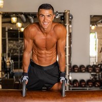 Diketahui bahwa orang yang membuat tato dibutuhkan waktu empat bulan untuk bisa donor darah lagi. Sementara, Cristiano Ronaldo rutin melakukan donor darah lebih dari 10 tahun terakhir ini. Foto: dok. Instagram/@cristiano