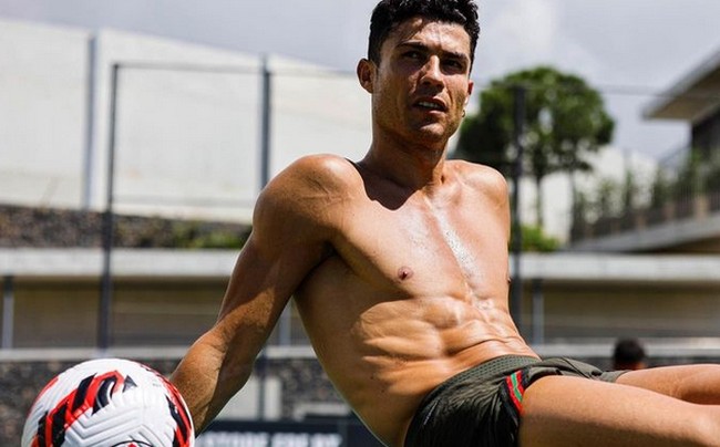 Pesepak bola 37 tahun itu kerap berpose shirtless untuk mempromosikan brand underwearnya. Benar saja, tidak ada satupun gambar tato di tubuhnya.Foto: dok. Instagram/@cristiano