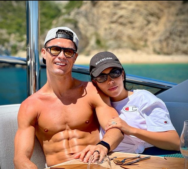Pasangan Georgina Rodriguez itu punya tubuh atletis yang penuh dengan otot. Bagi pria lain, mungkin sudah dimanfaatkan untuk dihias dengan tato. Foto: dok. Instagram/@cristiano