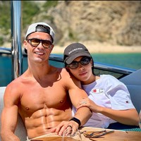 Pasangan Georgina Rodriguez itu punya tubuh atletis yang penuh dengan otot. Bagi pria lain, mungkin sudah dimanfaatkan untuk dihias dengan tato. Foto: dok. Instagram/@cristiano