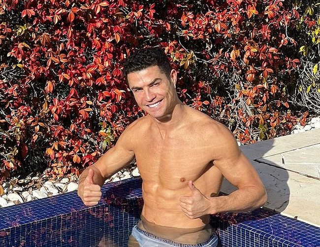 Berbeda dari pesepak bola lainnya yang biasa memiliki tato, namun Ronaldo memilih untuk mempertahankan keaslian kulit tubuhnya. Foto: dok. Instagram/@cristiano
