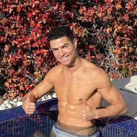 Berbeda dari pesepak bola lainnya yang biasa memiliki tato, namun Ronaldo memilih untuk mempertahankan keaslian kulit tubuhnya. Foto: dok. Instagram/@cristiano