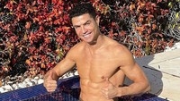 8 Foto Cristiano Ronaldo Shirtless, Buktikan Tubuhnya Tak Punya Tato