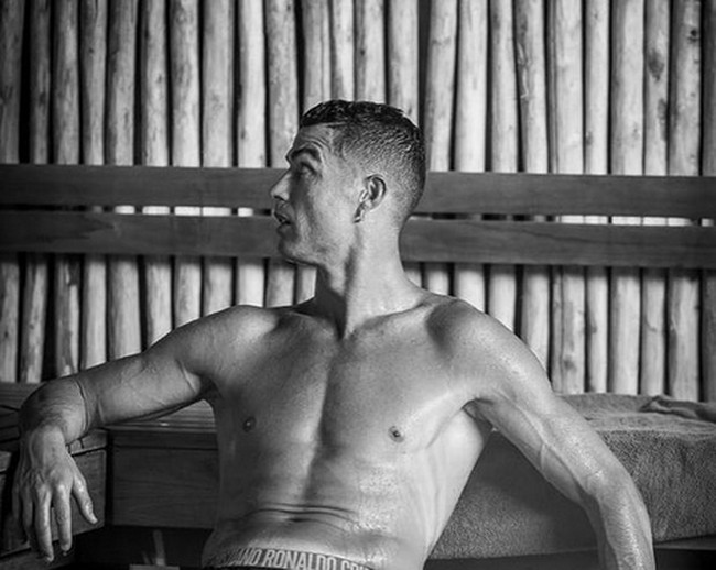 Baginya kesenangan dirinya dengan membuat tato tidak lah penting, namun justru dia lebih memikirkan orang lain. Rutin melakukan donor darah membuat Ronaldo juga mendorong orang untuk melakukan kegiatan yang sama. Foto: dok. Instagram/@cristiano