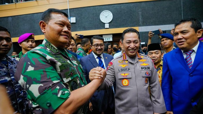 Kepala Staf Angkatan Laut (KSAL)Laksamana Yudo Margono menjalani fit and proper test sebagai calon Panglima TNI di DPR RI. Dalam proses fit and proper test ini, Yudo ditemani Kepala Staf lainnya dan Kapolri Jenderal Listyo Sigit Prabowo.