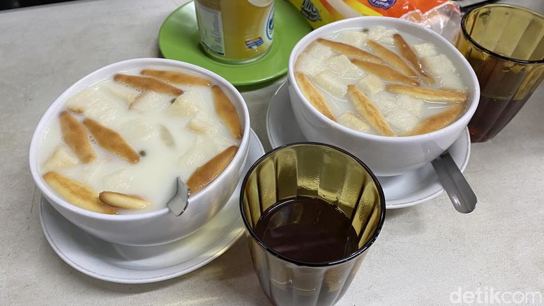 Dengan uang Rp 15 ribu, Anda bisa menikmati semangkuk Sekoteng Singapore yang terkenal di Sukabumi. Dengan uang Rp 15 ribu, Anda bisa menikmati semangkuk Sekoteng Singapore yang terkenal di Sukabumi.