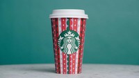 Gelas Starbucks di tahun 2021 juga tampak meriah. Di antara paduan warna merah, hijau, dan putih khas Natal, ada warna lilac yang menghiasi gelas. Warna ini juga sangat digemari di tahun 2021. Foto: dok. Starbucks