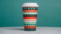 Desain gelas Starbucks di tahun 2020 juga tampak semarak. Paduan warna hijau tua, mint, serta merahnya tampak cantik, desainnya seperti banner flags di pesta. Foto: dok. Starbucks