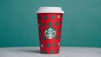 Berbeda lagi dengan desain gelas Starbucks di tahun 2019 ini. Paduan warna merah dan hijau yang tampak sederhana, ternyata terinspirasi dari kertas kado. Foto: dok. Starbucks
