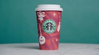Gelas Starbucks edisi Natal di tahun 2009 ini juga tampak cantik. Hiasanya seperti pohon Natal yang diberikan ornamen gantungan bertuliskan, Harapan, Keinginan, dan Cinta. Foto: dok. Starbucks