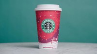 Pada tahun 2007, tepat saat Anniversary ke-10 hadirnya gelas edisi Natal desainnya dibuat cantik. Starbucks memberikan desain pasangan skater dengan aksen salju dan warna yang cantik. Foto: dok. Starbucks