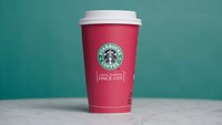 Desain gelas edisi Natal yang berbeda juga dibuat pada tahun 2005. Gelas itu tampak simpel dengan warna merah polos yang bertuliskan, Hanya terjadi satu tahun sekali. Foto: dok. Starbucks