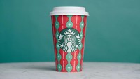 Tahun ini, Starbucks kembali merilis gelas edisi khusus Natal. Kali ini, desainya lebih menampilkan pola geometris yang masih mengandung unsur Natal, seperti kertas kado. Foto: dok. Starbucks