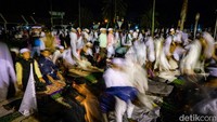 Habib Rizieq dan massa Reuni 212 juga menunaikan salat subuh berjamaah di Masjid At-tin. 