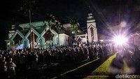 Sejak dini hari, massa reuni 212 sudah memenuhi Masjid At-tin. 