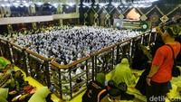 Jemaah dengan khusyuk berzikir serta bersholawat. 