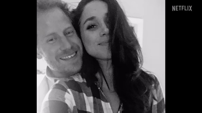 Penantian Pangeran Harry dan Meghan Markle untuk membagikan kisah hidupnya akan segera terwujud dengan dirilisnya serial dokumenter mereka di Netflix dalam waktu dekat. Untuk mempromosikan proyek bernilai US$ 100 juta atau Rp 1,5 triliun ini, Duke dan Duchess of Sussex membagikan foto-foto mesra mereka yang belum pernah diumbar ke publik. Salah satunya foto selfie ini. (Foto: Dok. Netflix)