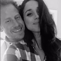 Penantian Pangeran Harry dan Meghan Markle untuk membagikan kisah hidupnya akan segera terwujud dengan dirilisnya serial dokumenter mereka di Netflix dalam waktu dekat. Untuk mempromosikan proyek bernilai US$ 100 juta atau Rp 1,5 triliun ini, Duke dan Duchess of Sussex membagikan foto-foto mesra mereka yang belum pernah diumbar ke publik. Salah satunya foto selfie ini. (Foto: Dok. Netflix)