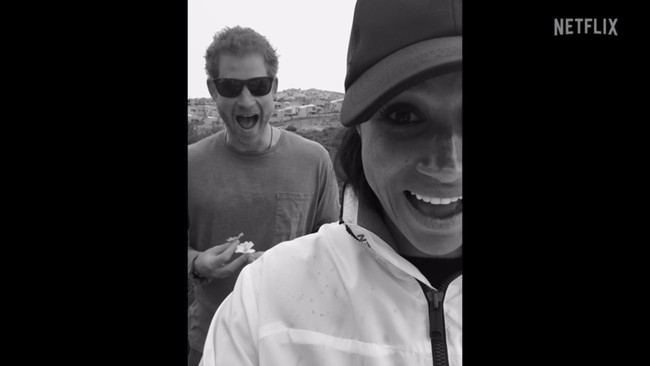 Seperti pasangan lainnya, Meghan Markle dan Pangeran Harry suka mengabadikan momen kebersamaan dengan berswatoto alias selfie.  (Foto: Dok. Netflix)