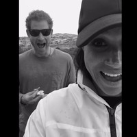 Seperti pasangan lainnya, Meghan Markle dan Pangeran Harry suka mengabadikan momen kebersamaan dengan berswatoto alias selfie.  (Foto: Dok. Netflix)