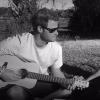 Terdapat pula foto saat mereka menikmati quality time bersama. Piknik menjadi cara sejoli ini menikmati kebersamaan. Foto ini turut memperlihatkan momen yang jarang terlihat, yakni Harry bermain gitar. (Foto: Dok. Netflix)