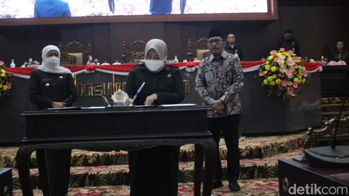 dprd jatim mengesahkan perda tenaga keperawatan