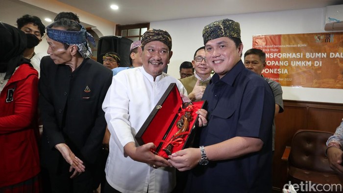 Erick Thohir mengunjungi kediaman sesepuh Jawa Barat, HD Sutisno di Kota Bandung, pada Jumat (2/12/2022) malam.
