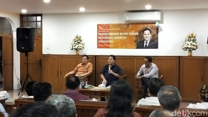 Erick Thohir saat mengunjungi kediaman sesepuh Jabar HD Sutisno, di Kota Bandung, Jumat (2/12/2022) malam.