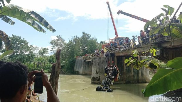 Evakuasi truk nyemplung ke Sungai Jali Purworejo