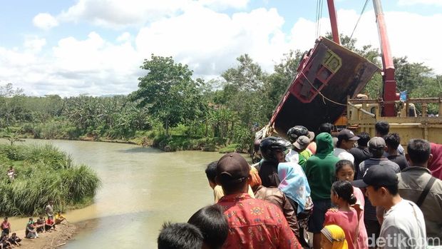 Evakuasi truk nyemplung ke Sungai Jali Purworejo
