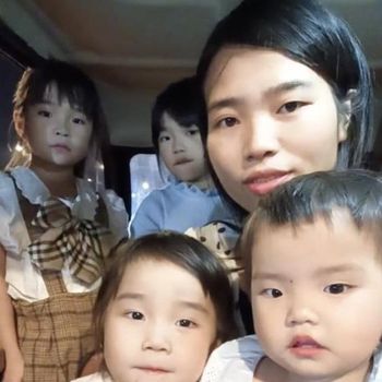 Foto Hu dan keempat anak perempuannya.
