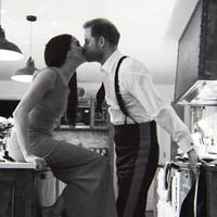 Foto lain mengungkapkan bagaimana pasangan yang keluar dari anggota senior keluarga Kerajaan Inggris pada 2020 ini mengekspresikan rasa cinta di dalam rumah. Dapur rumah mereka yang luas ikut terekspos. (Foto: Netflix via AP)