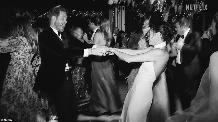 Foto Mesra Meghan Markle dan Pangeran Harry dari Dokumenter Netflix This image released by Netflix shows Prince Harry and Meghan, Duke and Duchess of Sussex, in a scene from the upcoming documentary