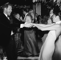 Terdapat pula foto dari pesta pernikahan mereka pada 2018. Pangeran Harry dan Meghan Markle tampak larut dalam kebahagiaan saat menari di lantai dansa. (Foto: Netflix via AP)
