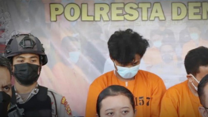 Foto: Pelaku spesialis penjambret WNA (baju oranye tengah) ditangkap oleh Polsek Kuta. (I Wayan Sui Suadnyana)