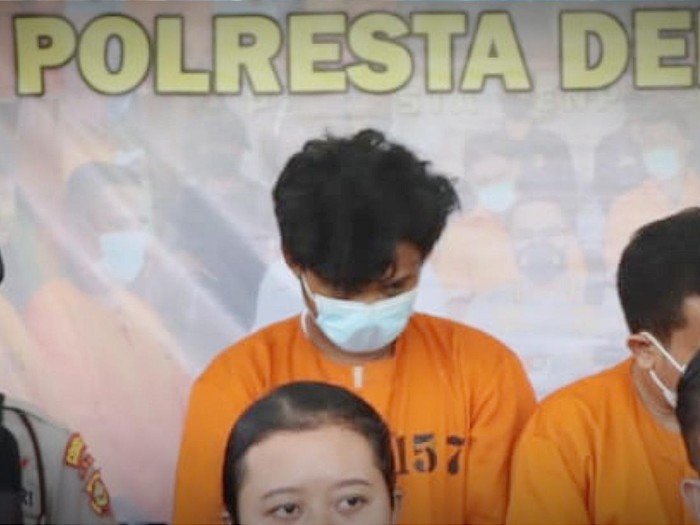 Foto: Pelaku spesialis penjambret WNA (baju oranye tengah) ditangkap oleh Polsek Kuta. (I Wayan Sui Suadnyana)