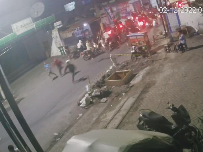 Gangster menyerang sebuah warung di kawasan Keputih, Surabaya