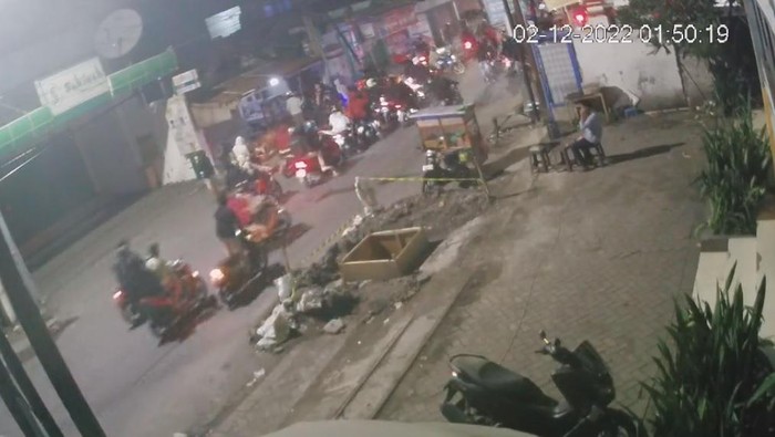 Gangster menyerang sebuah warung di kawasan Keputih, Surabaya