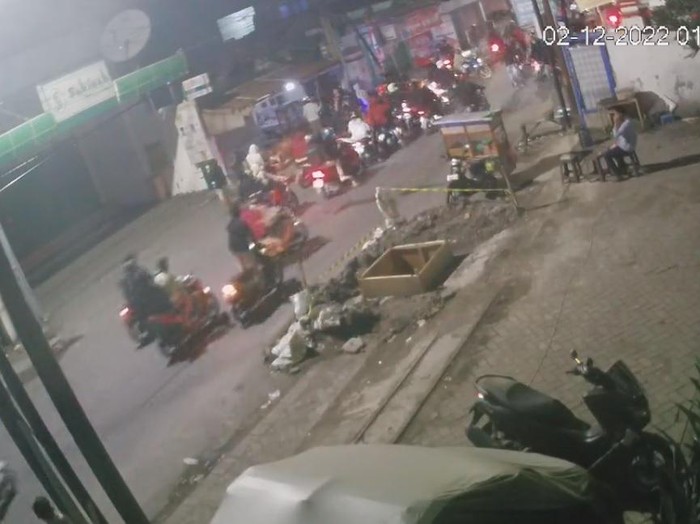 Gangster menyerang sebuah warung di kawasan Keputih, Surabaya