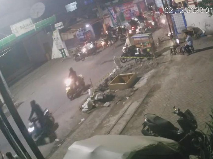 Gangster menyerang sebuah warung di kawasan Keputih, Surabaya