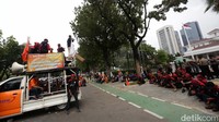 Demonstrasi Partai Buruh ini dilakukan sebagai bentuk penolakan kenaikan upah minimum provinsi (UMP) DKI Jakarta sebesar 5,6 persen.