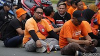 Organisasi yang tergabung dalam demo berasal dari Konfederasi Serikat Pekerja Indonesia (KSPI), Federasi Serikat Pekerja Metal Indonesia (FSPMI), hingga Garda Metal.