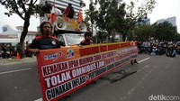 Mereka kecewa kepada Gubernur DKI Jakarta Heru Budi Hartono karena menetapkan UMP DKI 2023 hanya naik 5,6 persen atau sebesar Rp 4,9 juta.