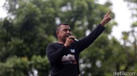 Mereka meminta Heru Budi dapat merevisi Kepgub Nomor 1153 sesuai dengan rekomendasi serikat pekerja yakni 10,55 persen.