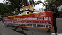 Sejumlah buruh melakukan aksi unjuk rasa di Balai Kota DKI Jakarta, Jumat (2/12/2022).