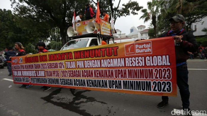 Buruh menggeruduk Balai Kota DKI Jakarta, Jumat (2/12/2022). Mereka menutut kenaikan upah minimum provinsi (UMP) DKI Jakarta 10,55 ℅.