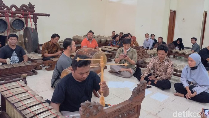 Grup karawitan ISI Solo saat latihan di Gedung C Jurusan Pedalangan ISI Solo, Jumat (2/12/2022).