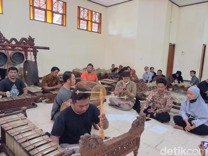 Grup karawitan ISI Solo saat latihan di Gedung C Jurusan Pedalangan ISI Solo, Jumat (2/12/2022).