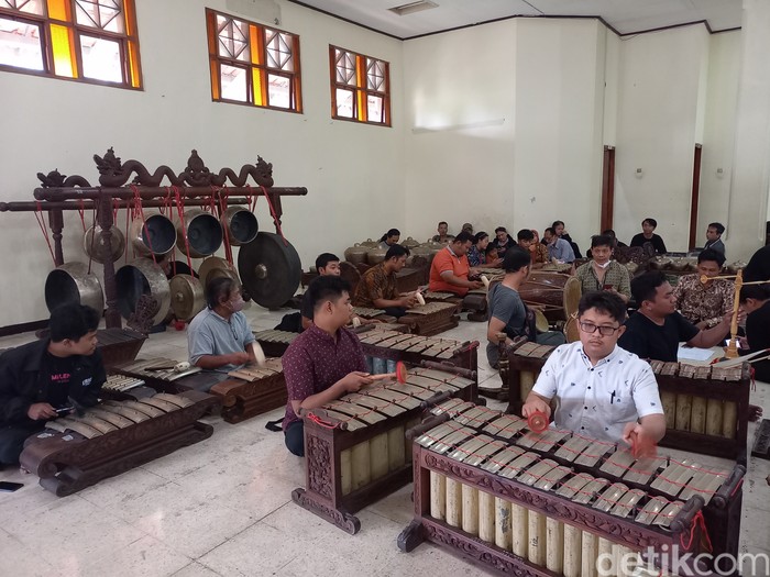 Grup karawitan ISI Solo saat latihan di Gedung C Jurusan Pedalangan ISI Solo, Jumat (2/12/2022).