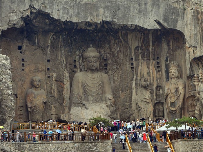 Gua Longmen, China, berisi ratusan ribu patung Buddha dan ratusan prasasti tentang medis.